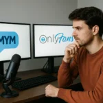 Jeune créateur de contenu hésitant entre MYM et OnlyFans devant ses deux écrans