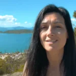 Lucie Rondelet présente une vidéo sur sa chaîne Youtube filmée sur la côte en Nouvelle Calédonie