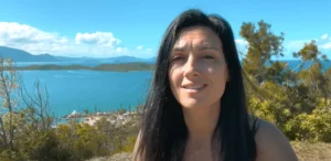 Lucie Rondelet présente une vidéo sur sa chaîne Youtube filmée sur la côte en Nouvelle Calédonie