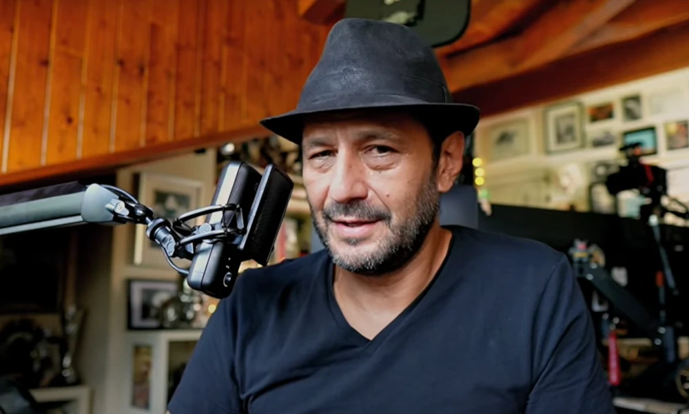 Laurent Bourrelly en stream dans son bureau