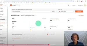 Consultant SEO présentant les résultats d’un audit en visio avec un écran partagé