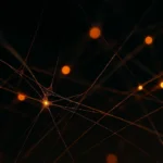 Réseau de fils lumineux rouille et ambre convergeant vers un point central dans l'obscurité, symbolisant le maillage interne qui relie des pages isolées d'un site
