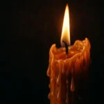 Bougie qui se consume lentement, symbole du contenu SEO qui perd en visibilité faute de mise à jour