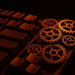 Gros plan sur un clavier d'ordinateur dont les touches se transforment en rouages métalliques ambrés, symbole de l'automatisation SEO avec Claude Code