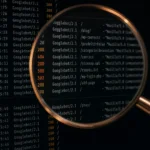 Loupe examinant des logs serveur affichant des codes HTTP Googlebot (200, 404, 500, 502) pour diagnostiquer une désindexation site