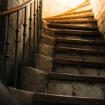 Escalier en colimaçon éclairé, symbole de la progression dans les résultats de recherche grâce à la longue traîne SEO
