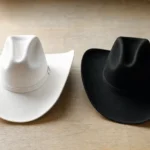 Deux chapeaux, un blanc et un noir, symbolisant le white hat SEO et le black hat SEO